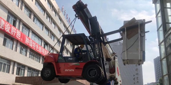 精密設(shè)備吊裝哪家好？無塵氣墊搬運有什么作用？