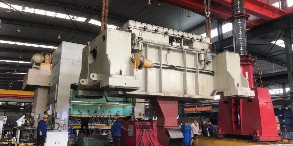 重型設(shè)備裝卸搬運(yùn)需要注意哪些問(wèn)題